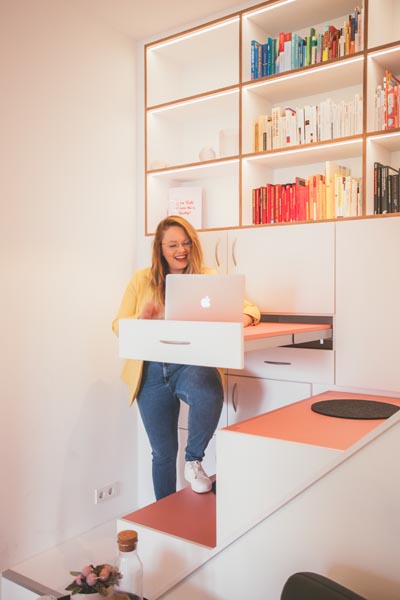 Julia Henchen mit Laptop in ihrer therapeutischen Praxis in Tiefenbronn